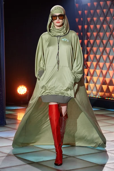 Look 16